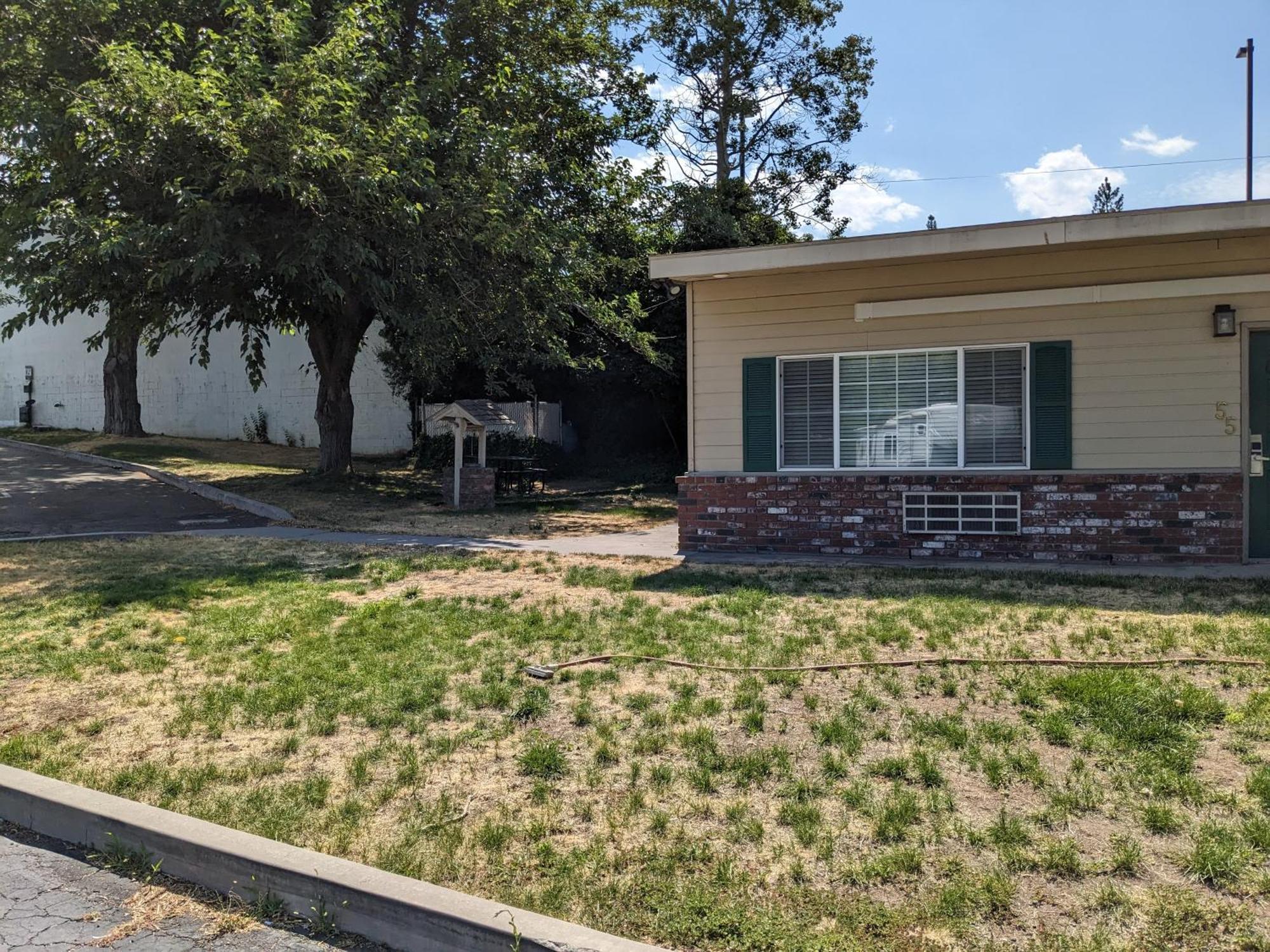 Hi-Lo Motel, Cafe And Rv Park Weed Exterior photo
