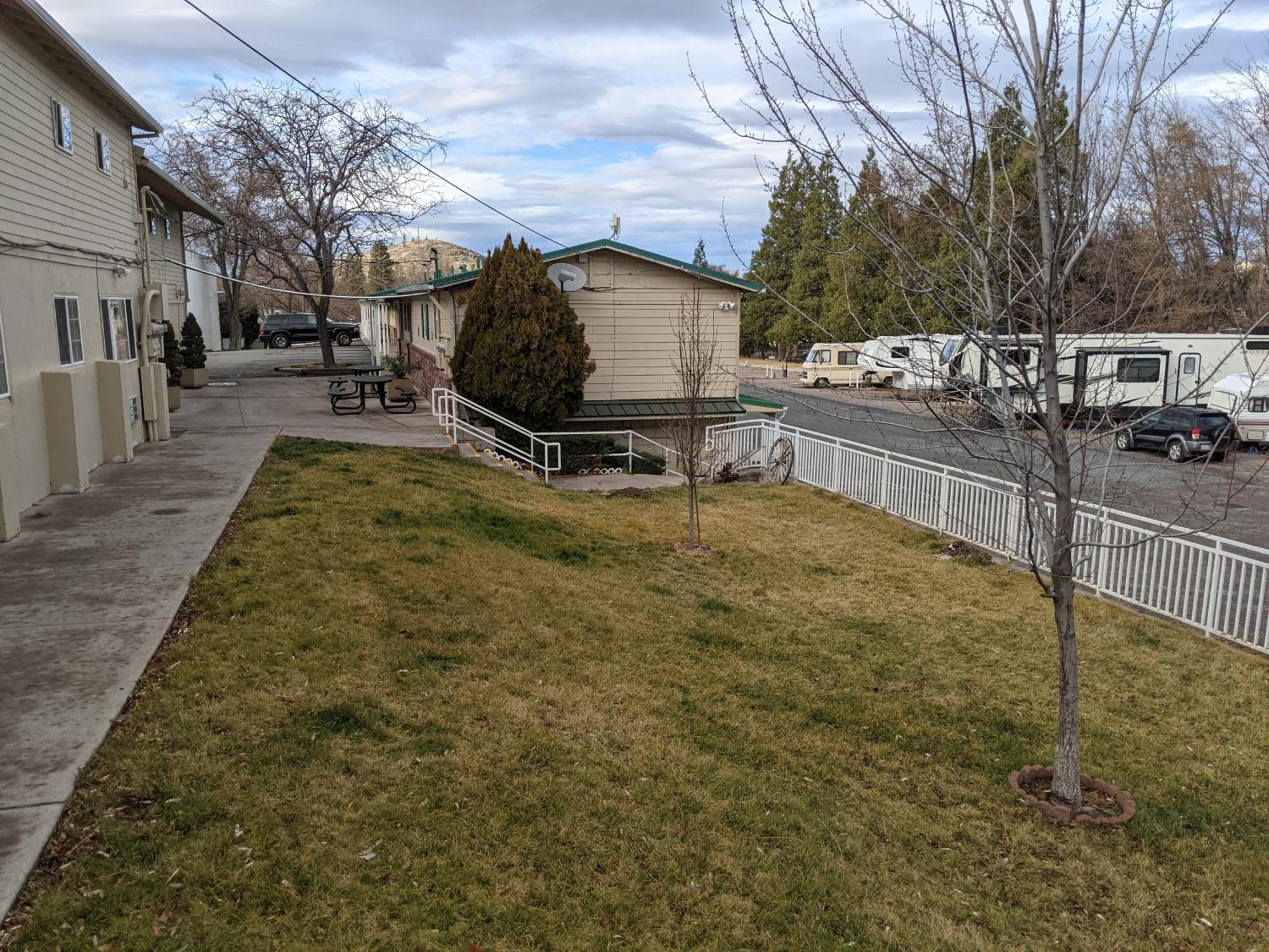 Hi-Lo Motel, Cafe And Rv Park Weed Exterior photo