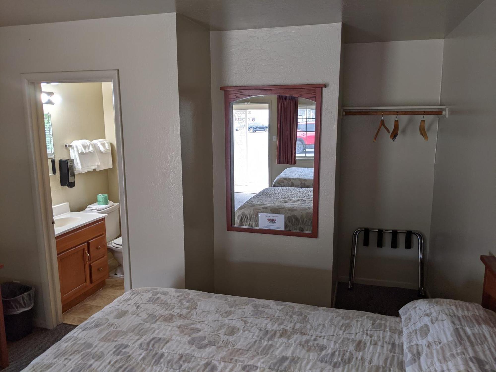 Hi-Lo Motel, Cafe And Rv Park Weed Exterior photo